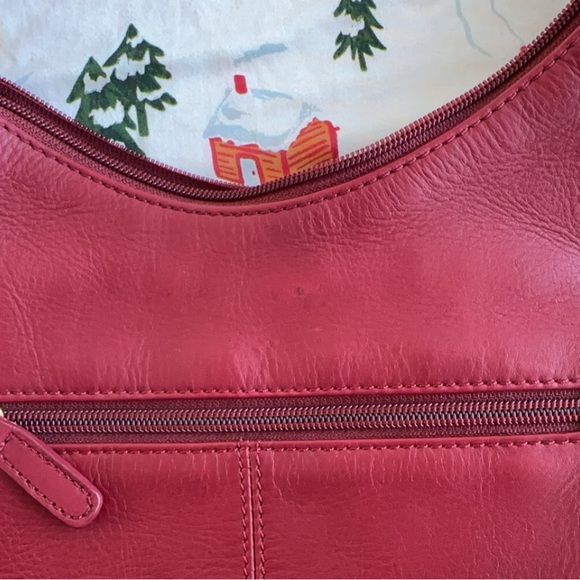 St. John’s Bay — Vintage Red Leather Hobo Bag - Picture 5 of 9
